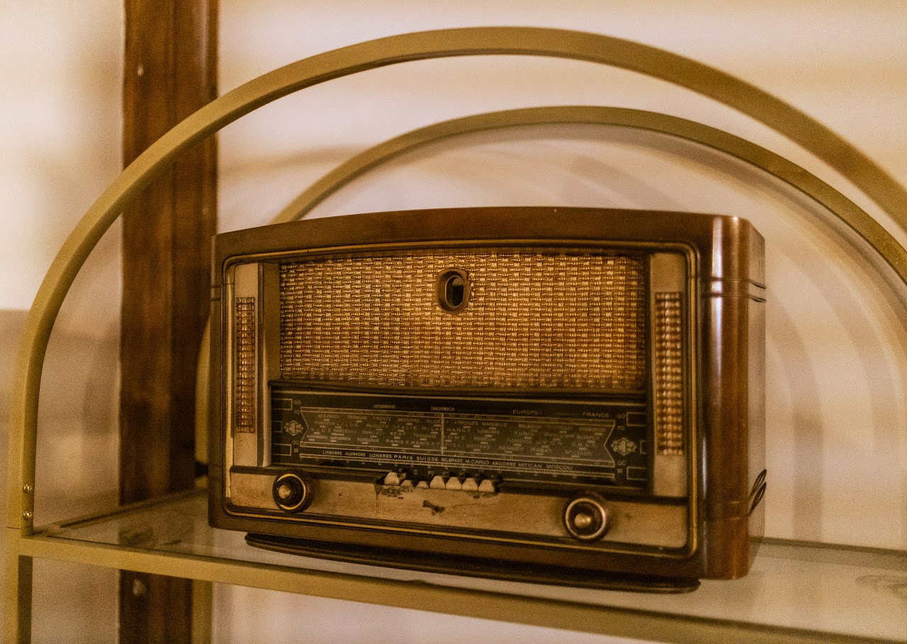 Radio en bois des années 1930, design rétro et ambiance vintage au Studio Hop, Toulouse